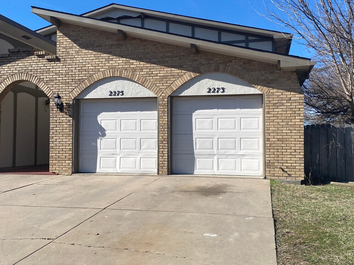 2273 S White Oak Dr, Wichita, KS 67207 Townhouse for Rent in Wichita