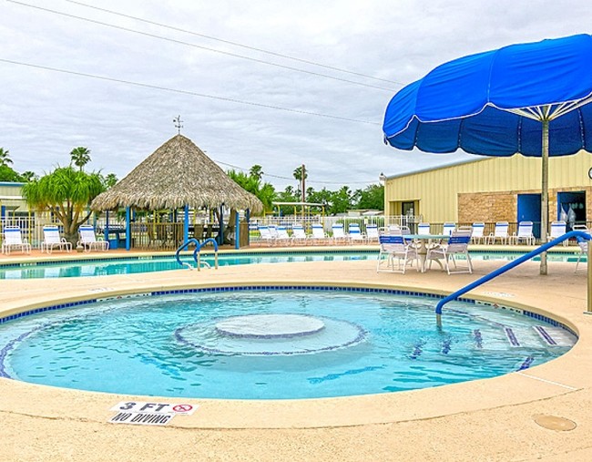 Piscina y spa - Sunshine RV Resort