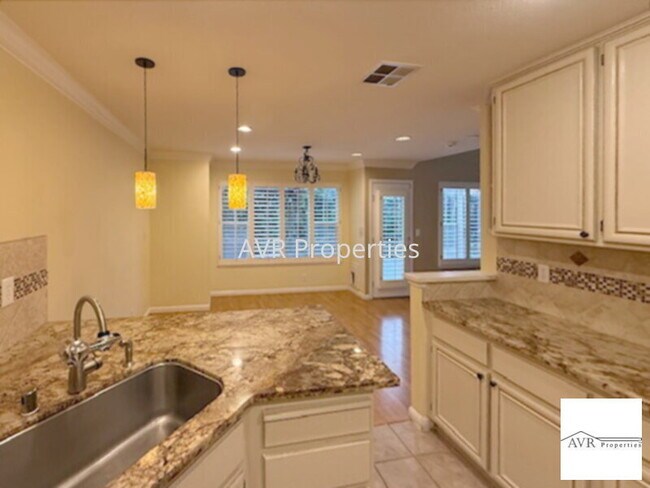 Foto del edificio - Gorgeous well situated end unit home in San Ramon