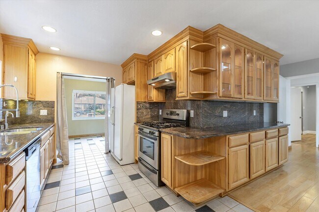 Building Photo - 18564 Paseo Tierra