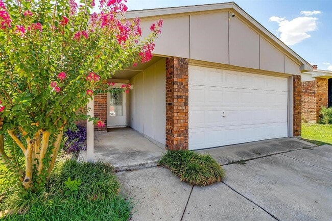 Building Photo - Cozy meets stylish in this 3 bedroom + 2 b...