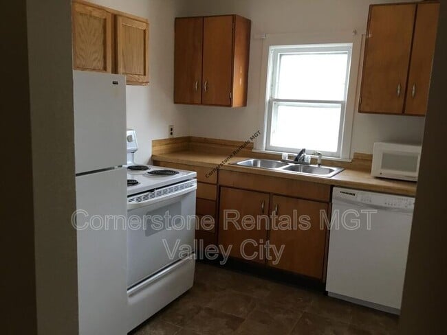 Building Photo - 458 3rd St NE