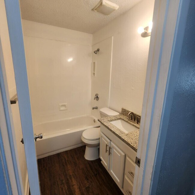Foto del edificio - 2417 Lakeshore Dr