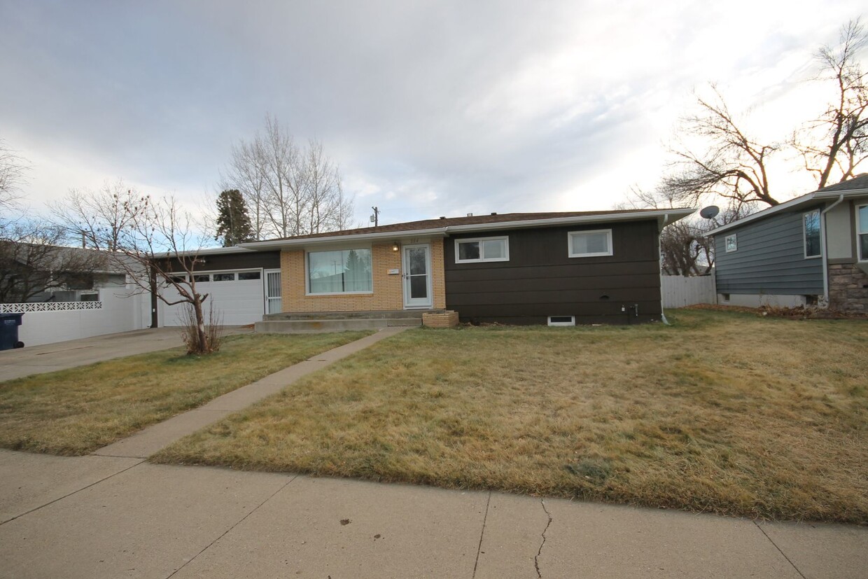 Primary Photo - Single family home near CMR High School an...