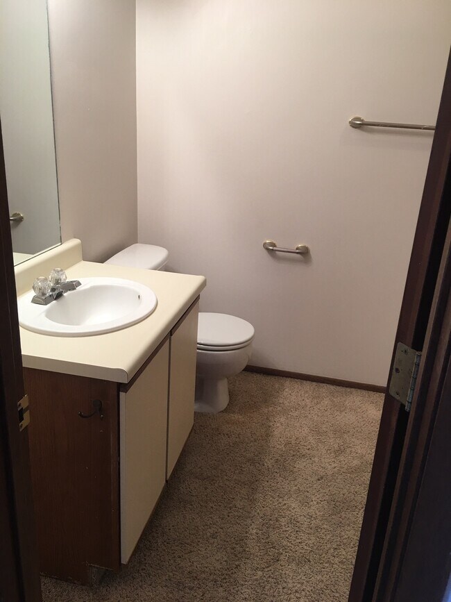 Bathroom 1 - 1800 Elbow Bnd