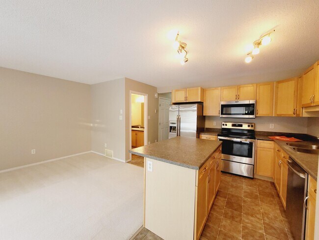 Photo du bâtiment - 380 Silver Berry Rd NW