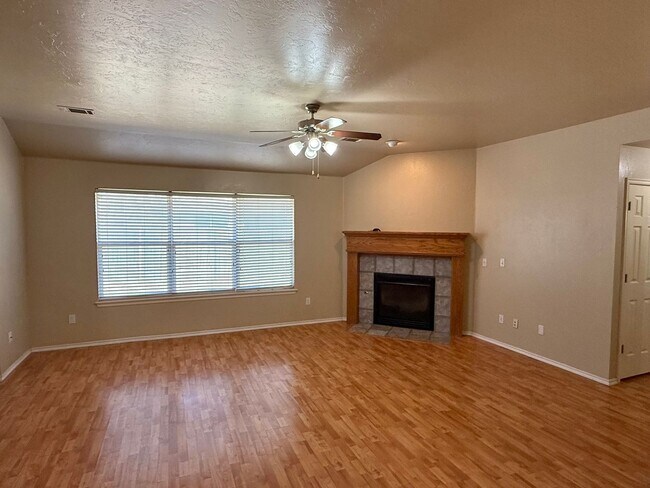 Foto del edificio - Great 3 Bed 2 Bath With Study In Edmond