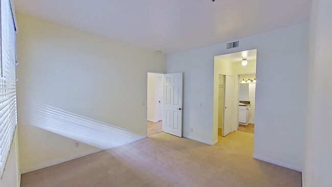 Building Photo - Beautiful 2 Bed 2 Bath Condo in Huntington...