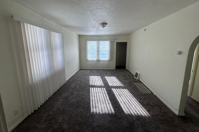 Building Photo - 18 8th Ave NW