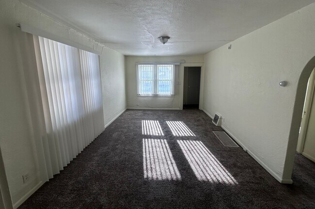 Foto del edificio - 18 8th Ave NW