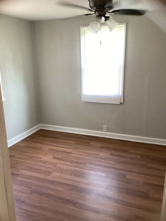 Foto del edificio - 1512-1516 E Andover Avenue