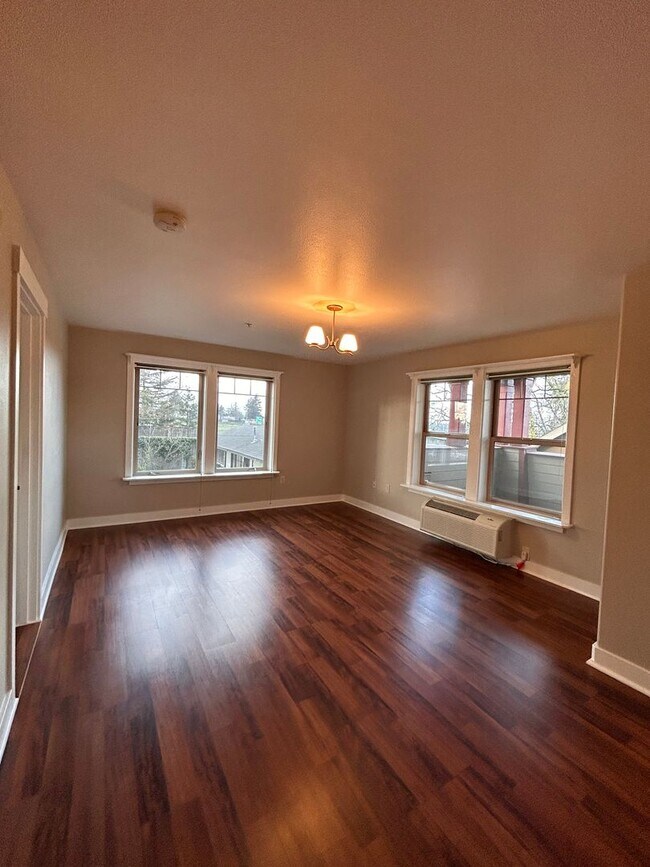 Foto del edificio - Freshly Updated 2-Bedroom Condo in the Hea...