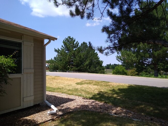 Building Photo - 2 Bedroom 1 Bath Town Home-New Paint, New ...
