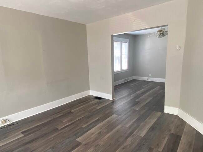 Vista al amplio comedor - 2622 Tilbury Ave