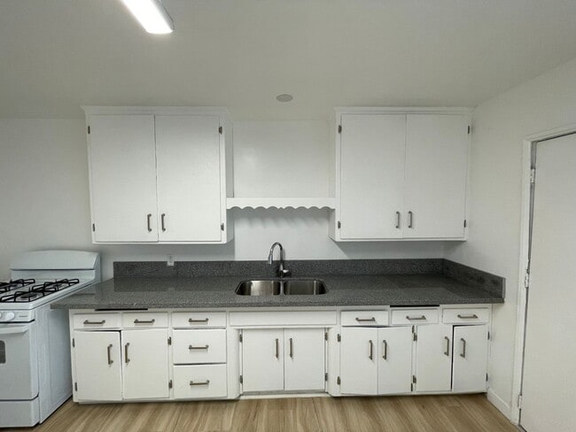 Building Photo - 15550 Vanowen St