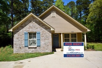 Building Photo - 900 Sherwood Dr
