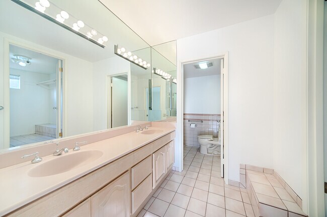 Building Photo - 2419 Meadow Valley Ter