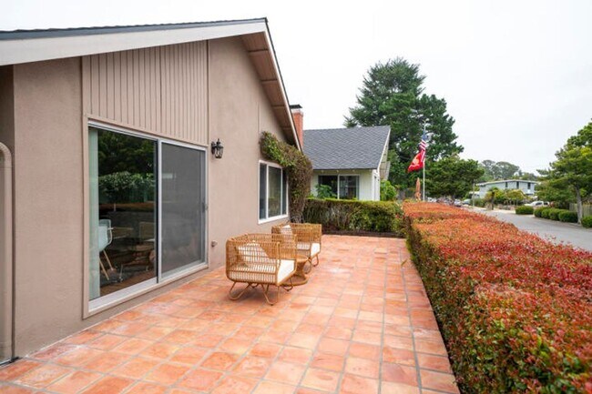 Foto del edificio - Mesa Home With Ocean Views