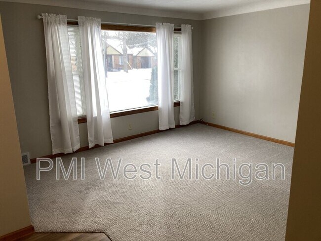Building Photo - 3139 Higgins Ave SW