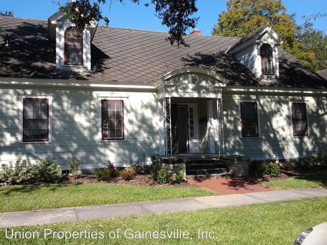 1128 SW 6th Ave, Gainesville, FL 32601 Room for Rent in Gainesville
