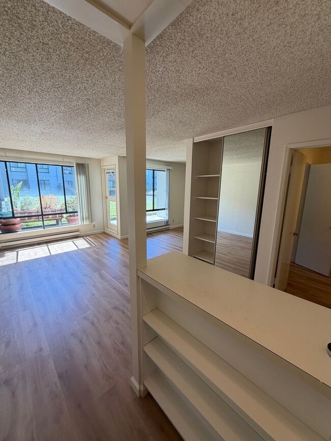 Building Photo - Bright and Sunny Studio With Water View For Rent at the Watergate Community In Emeryville, Ca!!!!