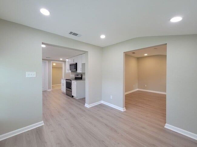 Building Photo - BEAUTIFUL REMODELED 3 BEDROOM 2 BATH IN LA...