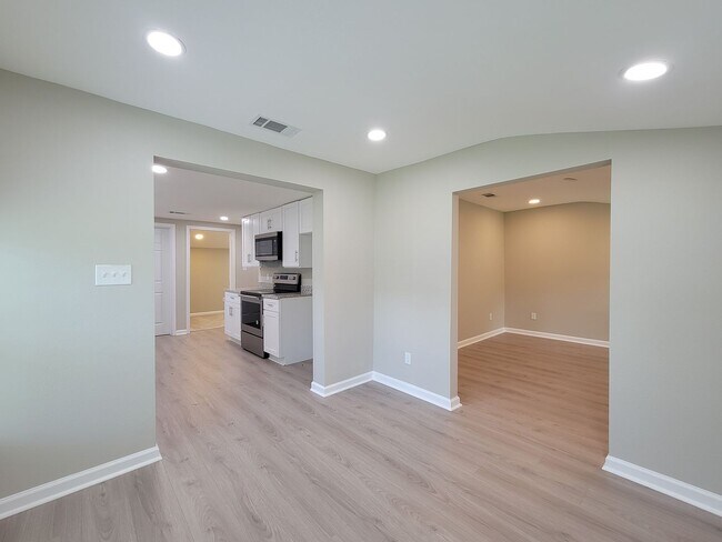 Foto del edificio - BEAUTIFUL REMODELED 3 BEDROOM 2 BATH IN LA...