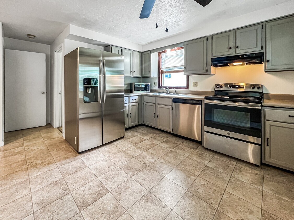 Foto principal - 2 + Bedroom, 3-level Townhouse on Amherst ...