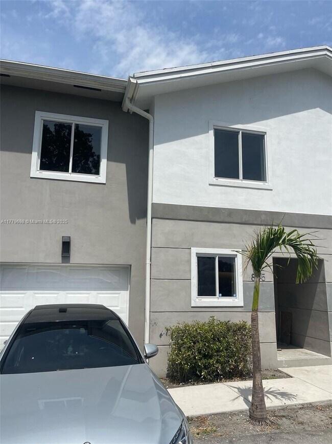 Foto del edificio - 817 NW 3rd Ave