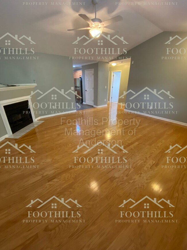 Building Photo - 3 Bedroom/2 Bath Brick single family home