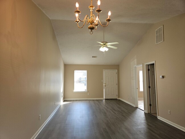 Building Photo - 551 Edgecliff Lane