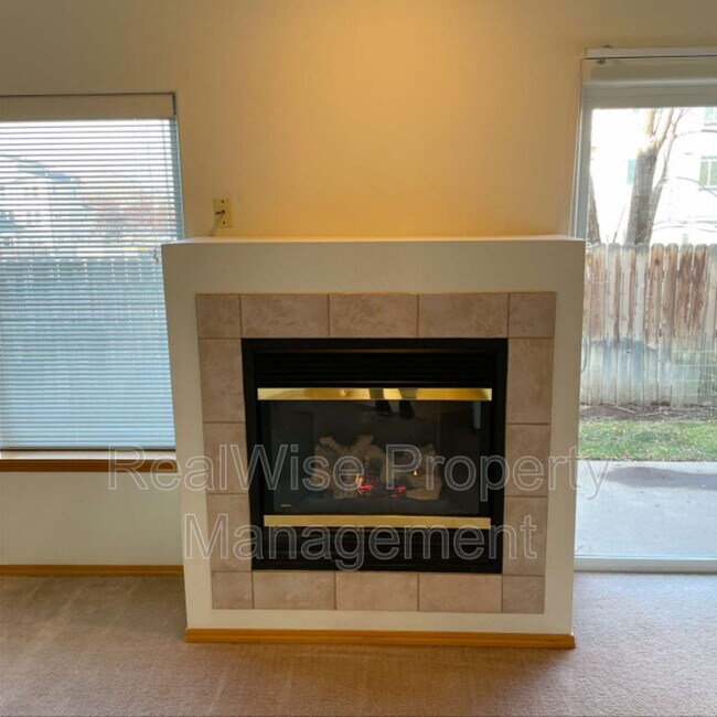 Building Photo - 1558 SW Reindeer Ave