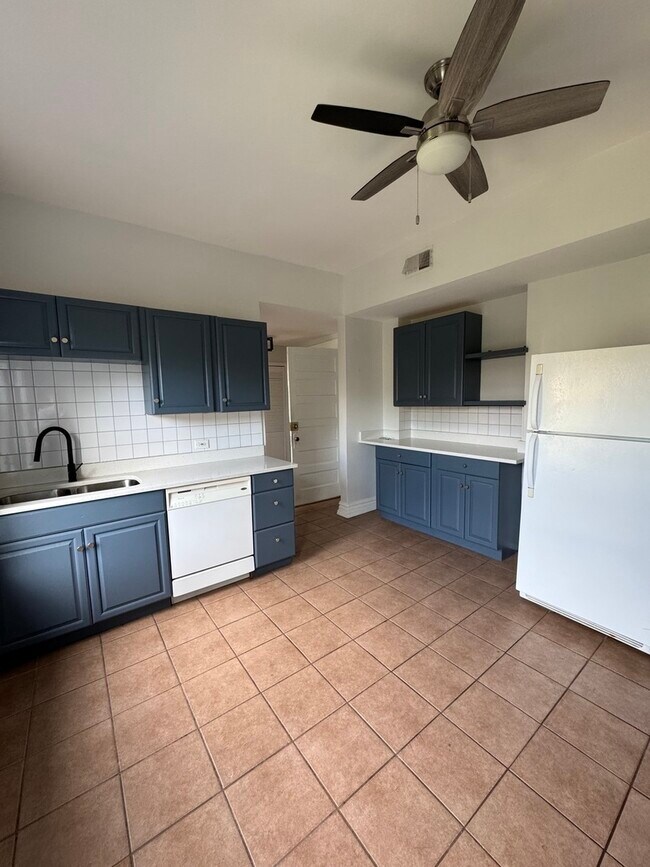 Foto del edificio - 2164 N Oakley Ave
