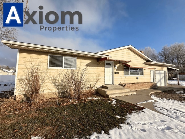 Building Photo - 906 E Elm-A