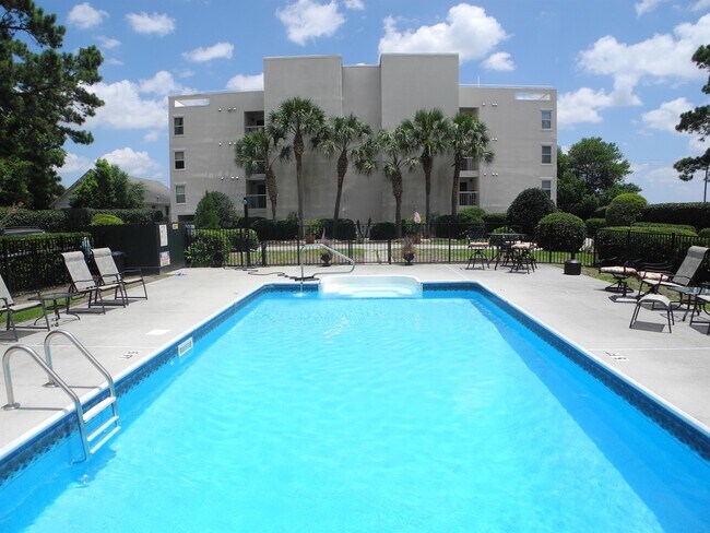 Building Photo - 3113 River Dr