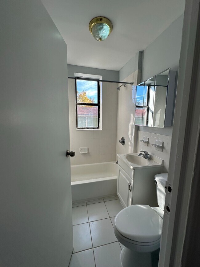 Foto del edificio - 6412 - Golden Crest 6412 Park Avenue, LLC