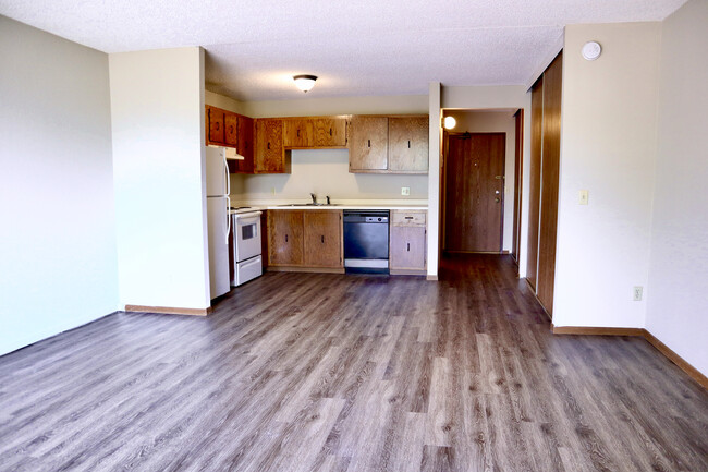 Kitchen/Dining - Creek Point Apartments