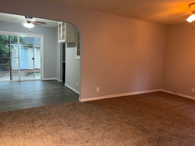 Building Photo - Beautiful 2 Bedroom 1 Bath + Large Garage/...