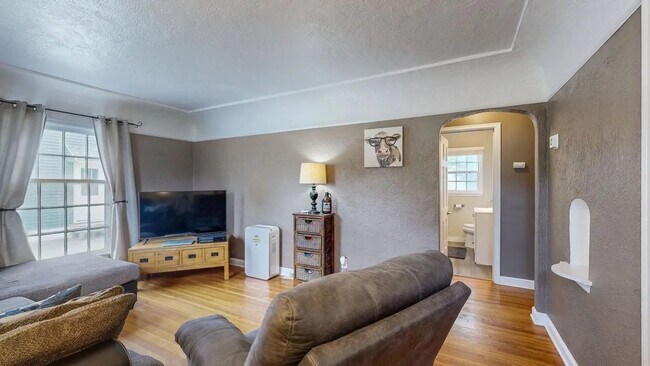 Foto del edificio - Welcome to this charming 2-bedroom, 1-bath...