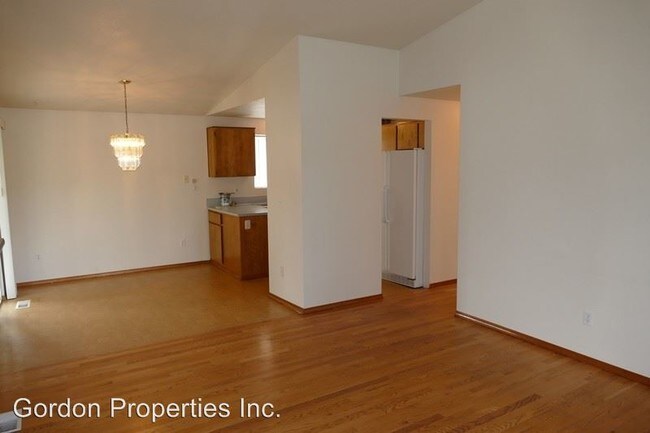 Building Photo - 3 br, 2 bath House - 4728 SE 96th Ave