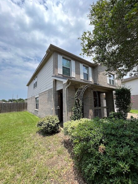 Building Photo - 15202 Lynford Crest Dr