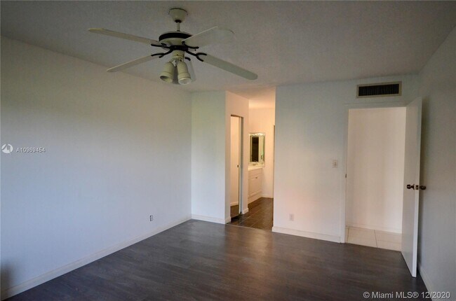 Building Photo - 6201 N Falls Cir Dr