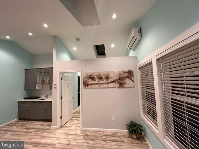 Foto del edificio - 5350 Gainsborough Dr