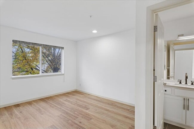 Foto del edificio - Prime Maple Leaf Bright 2-Bed 2-Bath Corner Condo