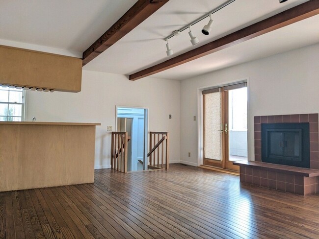 Building Photo - Sprawling 4+ Bed / 3 Bath Jordan Park Sing...