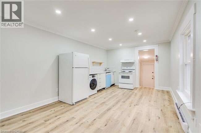 Building Photo - 33 Albion St