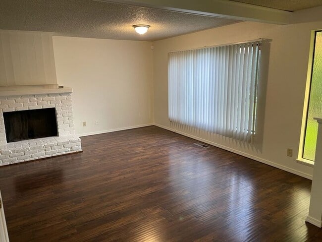 Building Photo - 4276 Meadowbrook Ct NE