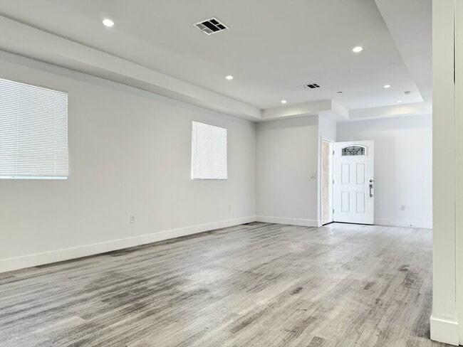 Building Photo - 827 E 74th St
