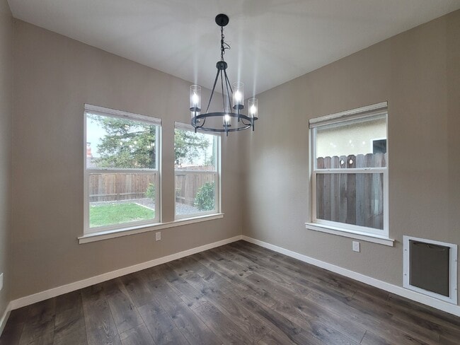 Foto del edificio - 1353 Molly Ave