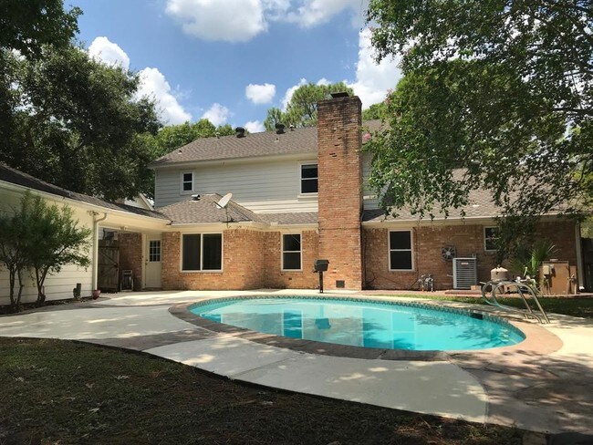 Foto del edificio - 10823 Chevy Chase Dr